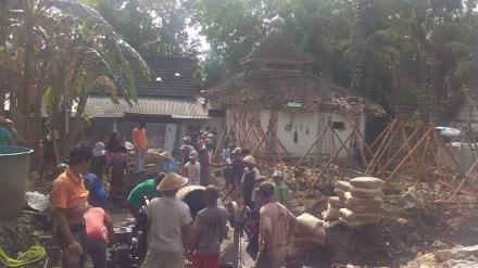 Warga Gotong Royong Renovasi Masjid 