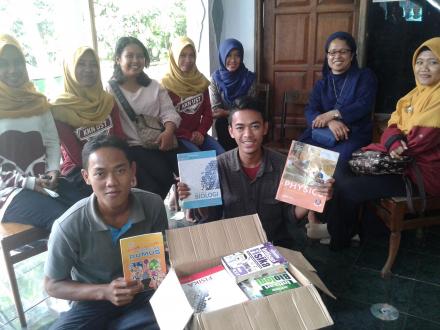 SUMBANGAN BUKU UNTUK PERPUSTAKAAN OMAH ALANG ALANG DUSUN POKOH II DLINGO