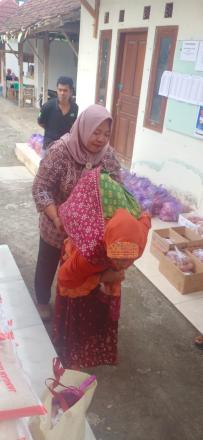 KALURAHAN DLINGO SALURKAN BANTUAN PANGAN NON TUNAI KEPADA 43 KPM DI 10 PEDUKUHAN
